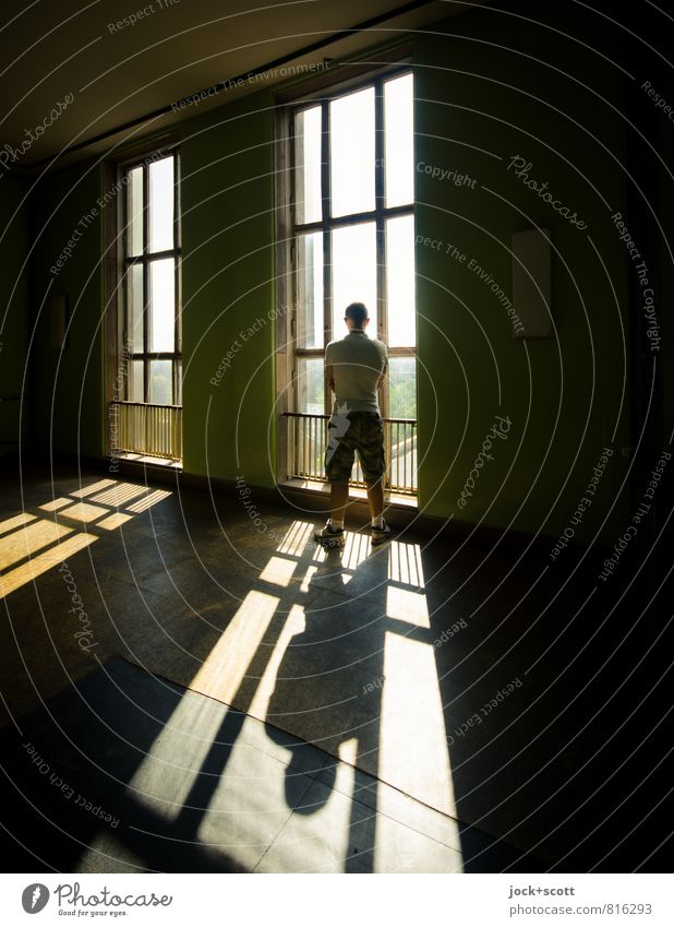 Fenster mit Weitblick Stil Mann Erwachsene 1 Mensch 30-45 Jahre Sommer Treptow Gebäude Treppenhaus T-Shirt Shorts Turnschuh kurzhaarig Kunststoff Denken stehen