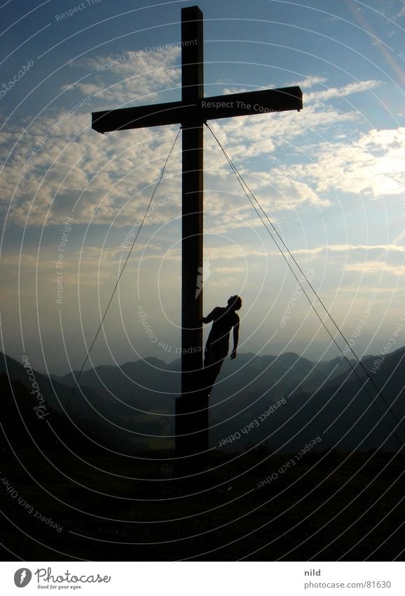 Selina am Kreuz II Gipfel Gegenlicht Brille Holz Physik Ferien & Urlaub & Reisen Bergsteigen ruhig Bayern Bundesland Tirol Bergkette Alm verdunkeln Bergwiese