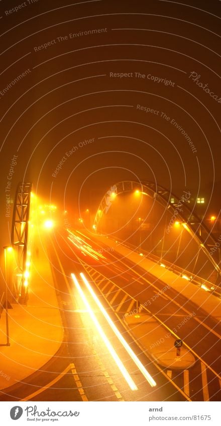 Brückennebel Verkehrsinsel Licht Nacht Lampe Langzeitbelichtung fahren Ampel Rücklicht dunkel Haus Fenster streben Hängebrücke Streifen Fußgänger