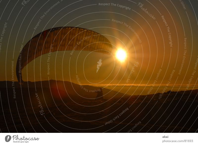 Start ins Abendrot Gleitschirmfliegen Farbenspiel himmelblau Romantik Sonnenlicht Sonnenstrahlen Sonnenuntergang Schauinsland Kontrast Nebelmeer Vogesen