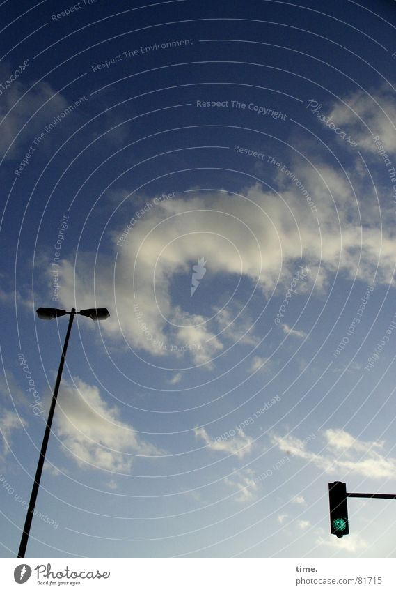 Grüner wirds nicht Farbfoto Gedeckte Farben Außenaufnahme Dämmerung Winter Lampe Himmel Wolken Ampel blau Vergänglichkeit Laterne Straßenbeleuchtung