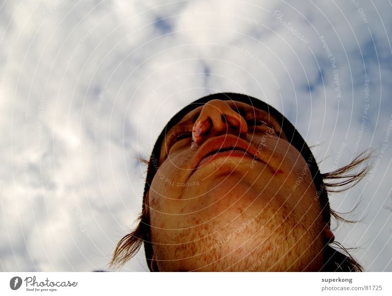 021 Mann Porträt Wolken Mensch Himmel Gesicht Wind Nase Mund Auge Blick Perspektive Konzentration Richtung unrasiert Froschperspektive Männergesicht Männerkinn