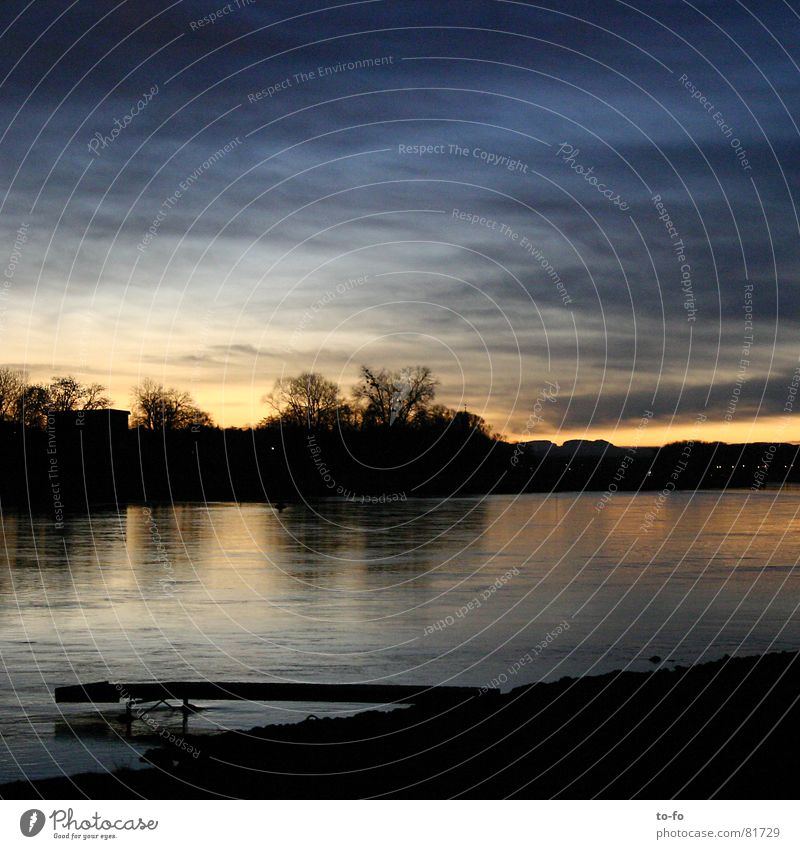 guten Morgen Elbe Elektrizität Licht Wolken Romantik kalt ruhig Sonnenaufgang Gegenlicht Fluss Bach Wasser Himmelskörper & Weltall blau Beginn Graffiti