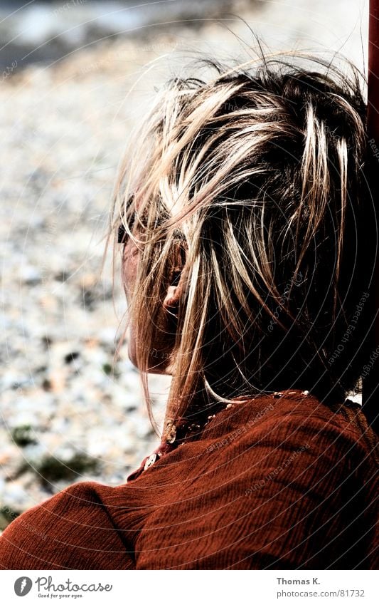 Rückenwind See Luv Porträt Strand Meer rot braun Sonnenbrille Frau Windseite Sturm Badestelle Sonnenbad blond Windböe Gefühle Haare & Frisuren Stein Küste Kopf