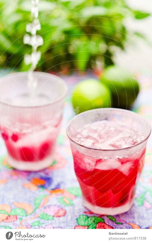 Wasserfall Getränk Erfrischungsgetränk Trinkwasser Saft Longdrink Cocktail Glas kalt lecker grün rot Limonade Eiswürfel Limone Cocktailbar eingießen füllen