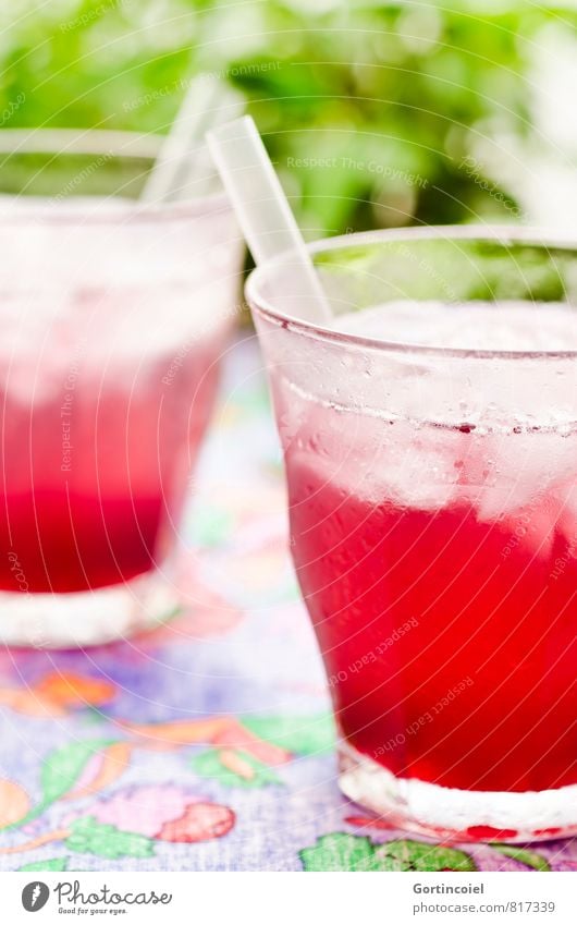 Cool Ernährung Erfrischungsgetränk Trinkwasser Limonade Saft Longdrink Cocktail Glas Trinkhalm kalt lecker süß rot Getränk Eiswürfel Farbfoto mehrfarbig