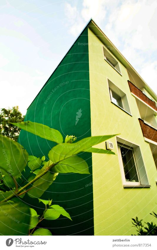 Haus mit komischer Farbe Wohnhaus Ecke Nische Wohngebiet Stadt Vorstadt Fassade Fenster privat Vorderseite Fensterfront Mehrfamilienhaus Versteck Sträucher