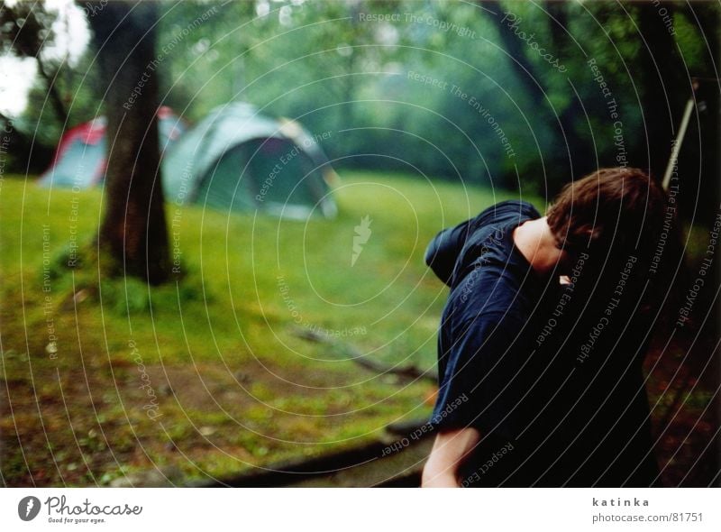 schönenbach 2 Umhang Zelt grün Camping nass Wiese Baum Ferien & Urlaub & Reisen Regen Tiefenschärfe Unschärfe Park wetterfest Regenbekleidung Baumstamm