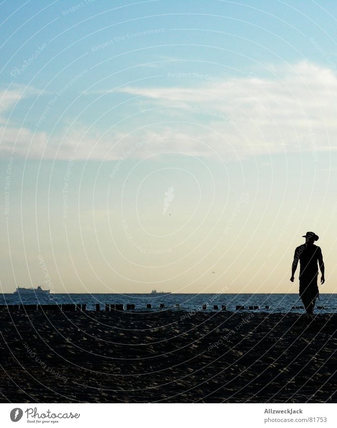 Ein Cowboy auf Rügen Sonnenuntergang Strand Meer Horizont Silhouette Wasserfahrzeug Spaziergang Einsamkeit Wolken abgelegen Schatten gehen verloren Ödland