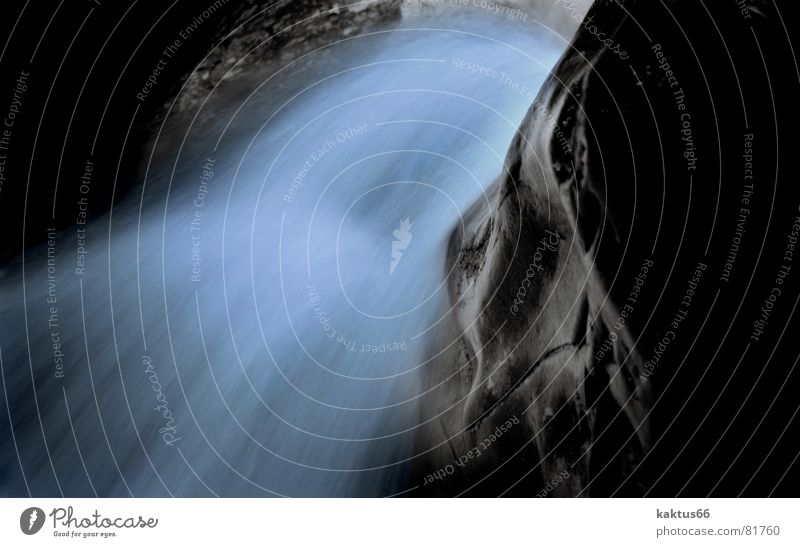 Energie - Wasser Bach Wildbach Sturzbach Langzeitbelichtung Rauschen kalt nass frisch Springbrunnen Außenaufnahme Wassergraben Elektrizität Wasserfontäne Fluss