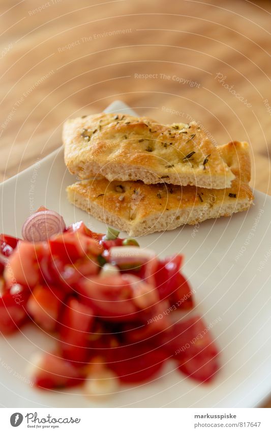 tomatensalat mit focaccia Lebensmittel Gemüse Teigwaren Backwaren Brot Kräuter & Gewürze Öl Tomatensalat Zwiebel Fladenbrot Ernährung Essen Mittagessen Büffet