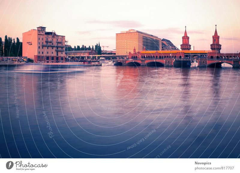 Oberbaum Bridge Natur Himmel Schönes Wetter Fluss Hauptstadt Haus Brücke Turm Gebäude Architektur Sehenswürdigkeit Wahrzeichen Verkehrsmittel Wasserfahrzeug