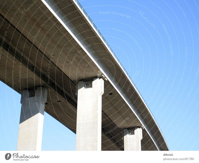 Himmelsbrücke Beton grau Säule ruhig Verkehr himmelblau Lastwagen Güterverkehr & Logistik Brücke Schatten Schönes Wetter Rundfunksendung traffic