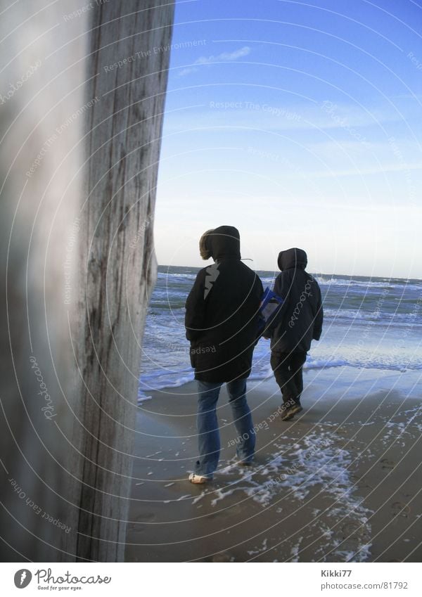 Frostiges Wetter Mann Holz Meer Strand Jacke Schaum Wellen Küste Mensch Himmel Sand blau Kapuze