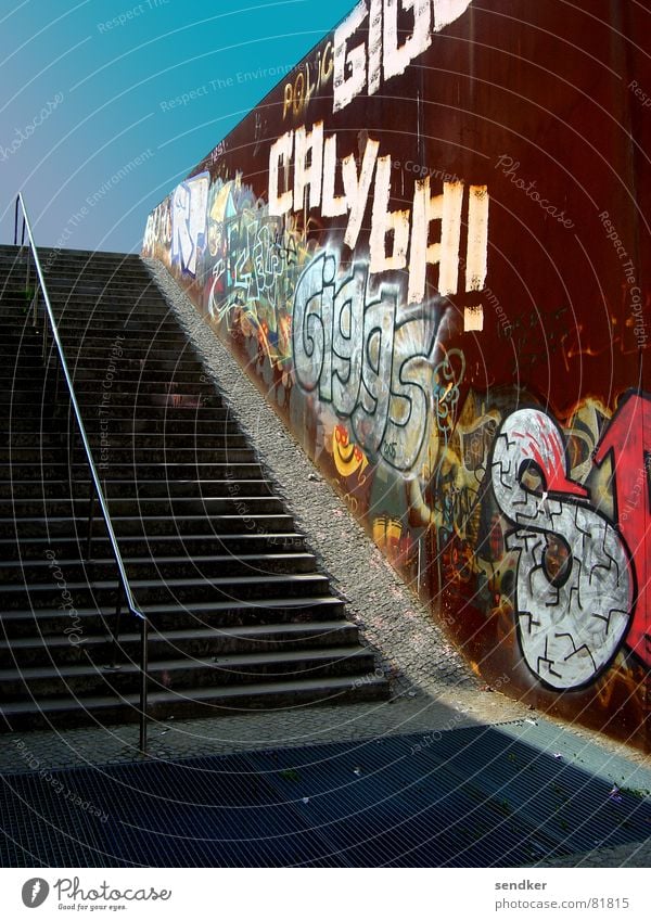 stairway to wedding Beton Verkehrswege Treppe Rost Metall aufwärts Himmel Berlin Einsamkeit Schatten graffity mauerpark