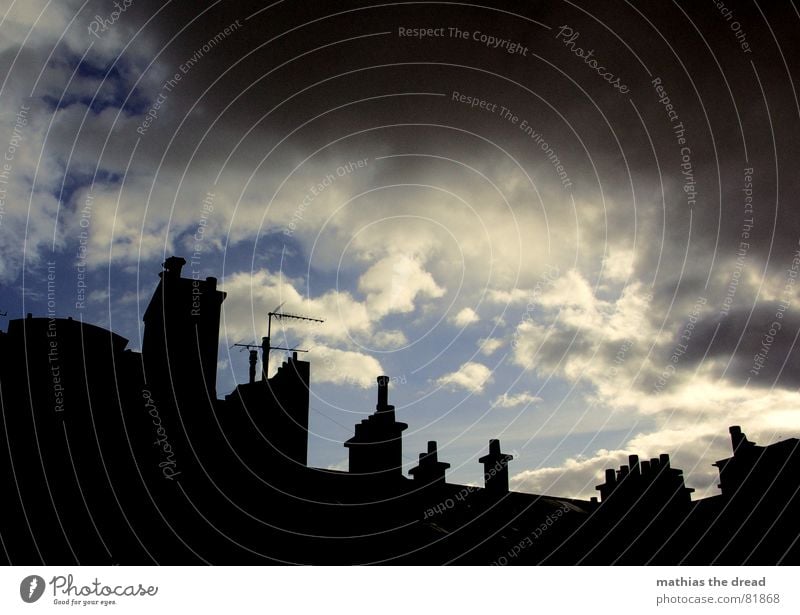 anrollendes gewitter Gewitterwolken Schornstein Haus Gebäude Fassade Dach Schattenspiel Altbau Antenne Wolken bedrohlich dunkel grau rund Regen trist