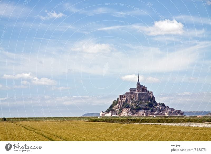 Überlick Ferien & Urlaub & Reisen Tourismus Insel Himmel Wolken Horizont Feld Hügel Berge u. Gebirge Mont St.Michel Dorf Kirche Burg oder Schloss Turm Bauwerk