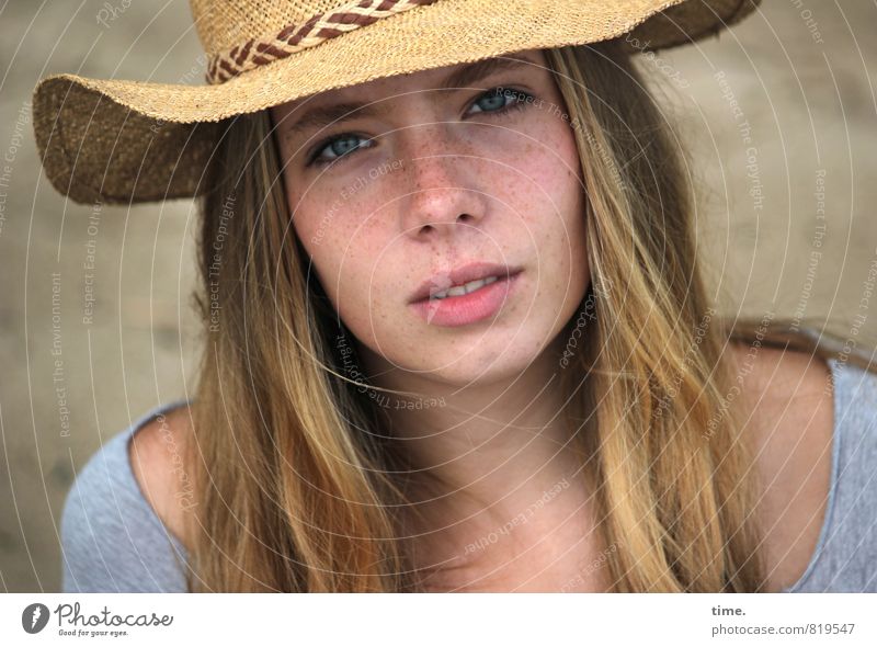 Nelly feminin Junge Frau Jugendliche 1 Mensch T-Shirt Hut blond langhaarig beobachten Blick warten schön natürlich selbstbewußt Coolness Leidenschaft