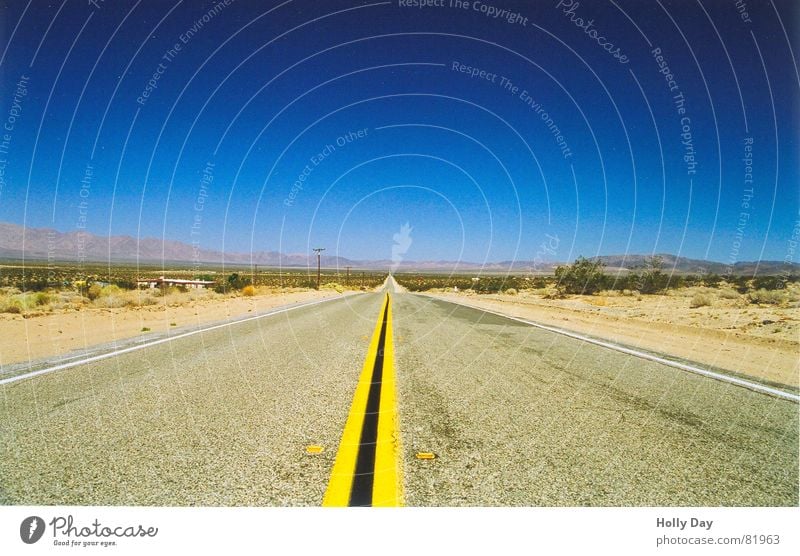 Unendliche Weiten... Sommer Unendlichkeit lang geradeaus Horizont 2006 Verkehrswege USA tempomat Straße Ferne blau Himmel Schönes Wetter Blauer Himmel Verlauf