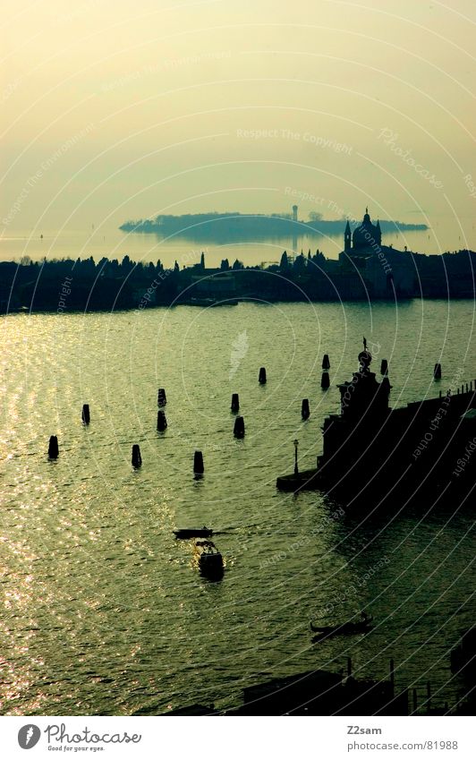 meerblick! Meer Venedig Italien Stadt Gegenlicht grün Anlegestelle ankern Landzunge Gebäude Kirche Vogelperspektive Blick Wasser Abend Schatten Sonne blau Insel