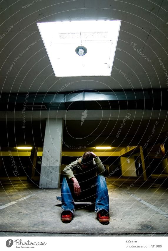 ziellos planlos Suche Freak Mann Licht Quadrat Parkplatz rot Stirnband lässig Einsamkeit Stil Skateboarding man sitzen Pfosten blau Beleuchtung Coolness