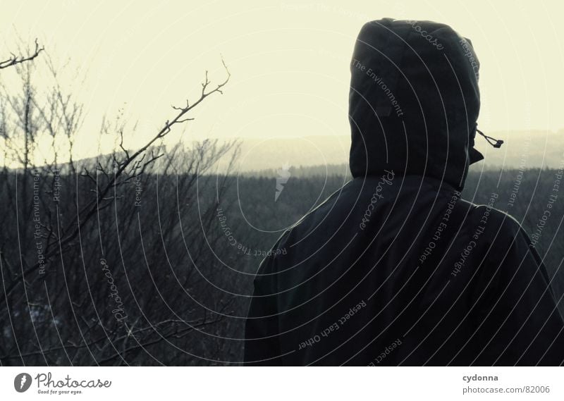 far away Mann verdeckt Baum Geistesabwesend verträumt Einsamkeit Schatten bedrohlich dunkel unheimlich gruselig Jacke Mittelgebirge Silhouette trist Wetter