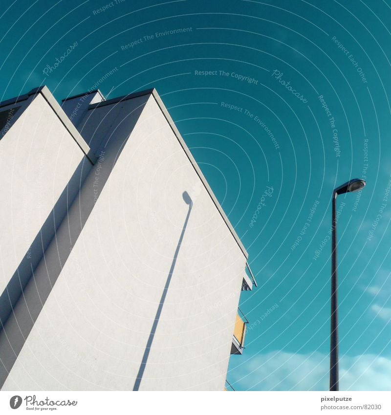 schatten weitwurf Wohnung stürzend werfen Haus Hochhaus Fassade Wand Balkon Ecke dezent gelb türkis grau schwarz Wolken Wolkenhimmel Lampe Laterne Licht Neubau