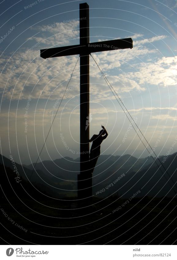 Selina am Kreuz III wandern deuten Richtung Sommer Ferien & Urlaub & Reisen Erholung Gegenlicht Bundesland Tirol Bayern Schönes Wetter Bergwiese Bergsteigen