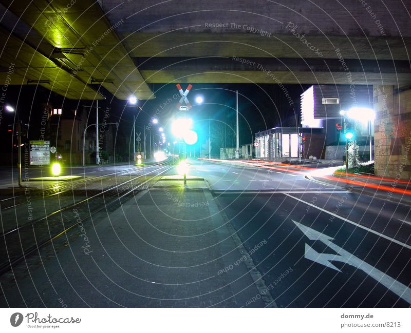 Haltestelle Straßenbahn Langzeitbelichtung Nacht dunkel Station straba