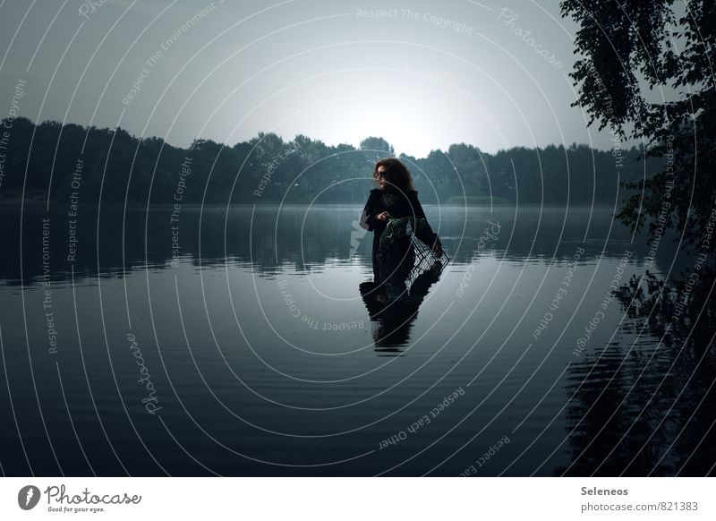 ins wasser gehen feminin Frau Erwachsene 1 Mensch Umwelt Natur Landschaft Wasser Küste Seeufer Flussufer Teich Bach nass natürlich Romantik Traurigkeit