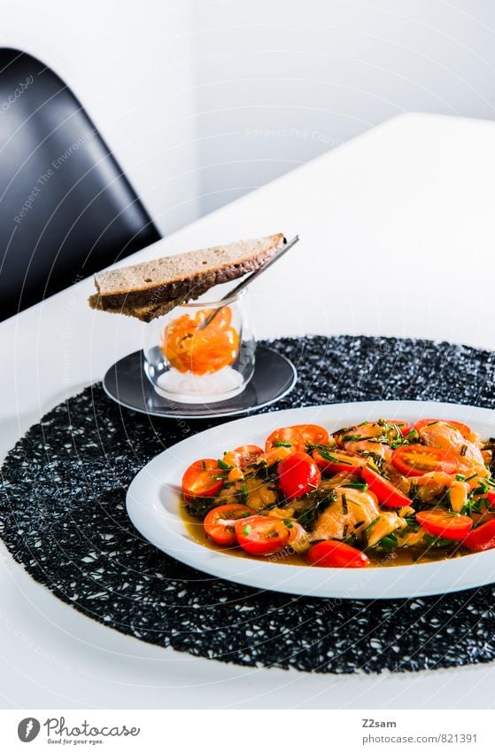 Lachs Bescheidenheit Lebensmittel Brot Tomate Tomatensalat Kräuter & Gewürze Chili Asiatische Küche Teller ästhetisch einfach elegant exotisch frisch Gesundheit