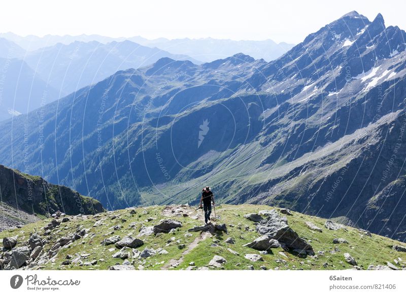 gewaltige Ruhe Abenteuer Ferne Freiheit Sommer Sommerurlaub Berge u. Gebirge wandern Bergwandern Fotokamera maskulin Mann Erwachsene 1 Mensch Natur Landschaft