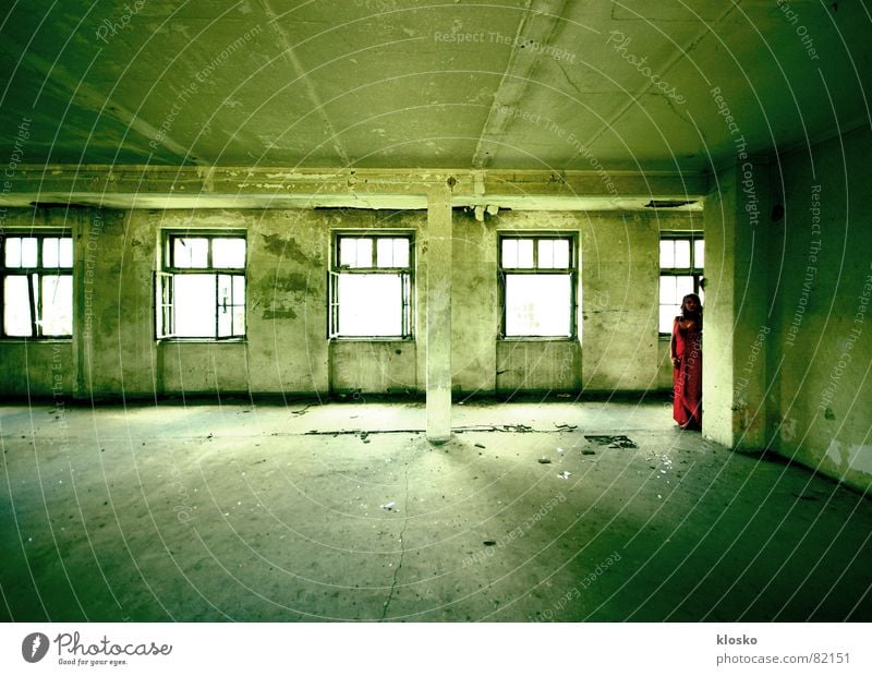 Rotes Kleid Frau Ruine alt Gebäude rot Haus Fenster kaputt Wand verfaulen Vergänglichkeit schön Raum Säule zerstörrt Lagerhalle