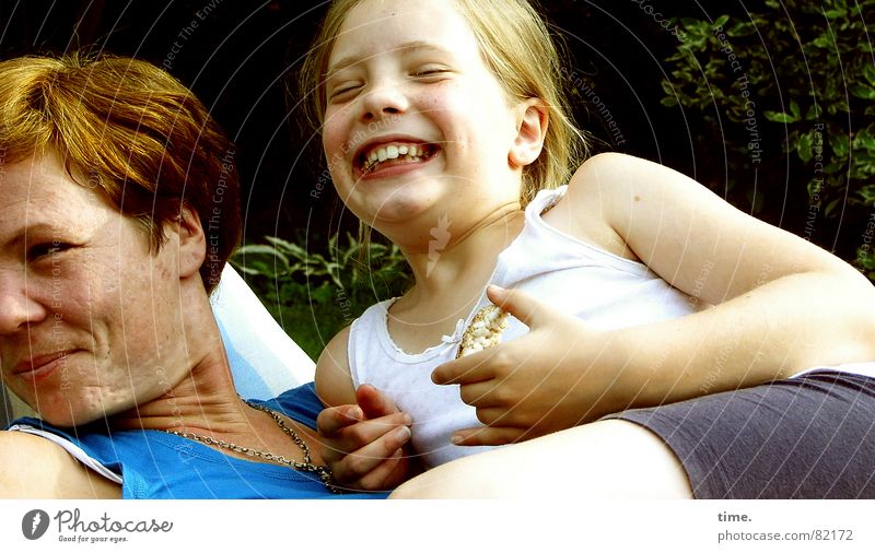 Kleingartenköniginnen Freude Leben Sommer Garten Mädchen Frau Erwachsene 2 Mensch T-Shirt blond lachen blau Gefühle Glück Fröhlichkeit Lebensfreude Begeisterung