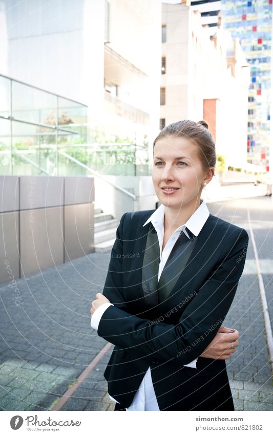 Portrait_Business_Woman Lifestyle Reichtum Stil Berufsausbildung Azubi Praktikum Studium Student Unternehmen Karriere Erfolg Sitzung sprechen feminin kompetent