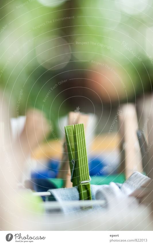 In Klammern Wäscheleine Wäscheständer Wäscheklammern Bekleidung hängen ästhetisch frisch Sauberkeit Ordnungsliebe Reinlichkeit Farbfoto Außenaufnahme