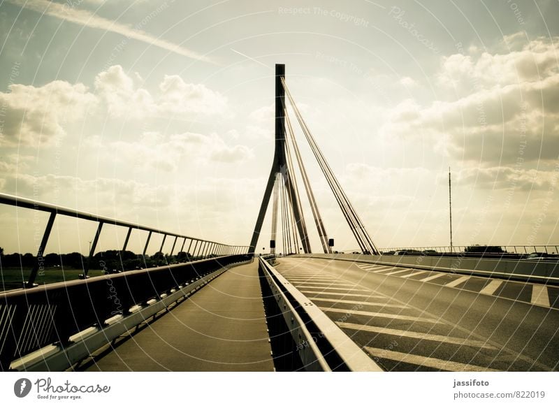 Brücke Wesel Bauwerk Architektur Sehenswürdigkeit Niederrheinbrücke Verkehrswege Straßenverkehr Bundesstraße Fahrbahnmarkierung elegant modern Stadt Hängebrücke