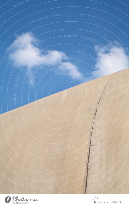 Auf der Mauer Himmel Bauwerk Gebäude Architektur Wand Fassade Beton fest hoch blau grau Stadt Farbfoto Außenaufnahme Menschenleer