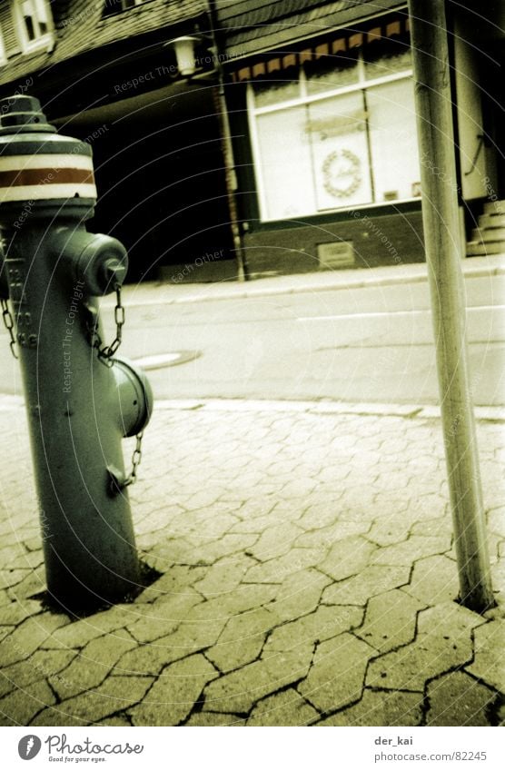 Geisterstadt Hydrant Schaufenster Stadt 1999 Lomografie Verkehrswege hüdrant Straße Sepia Kopfsteinpflaster