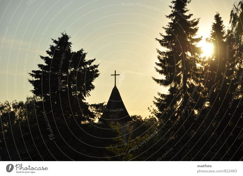 Kirche im Sonnenuntergang Natur Wolkenloser Himmel Sonnenaufgang Menschenleer Gebäude Zeichen Kreuz berühren träumen Traurigkeit Umarmen weinen schwarz Gefühle