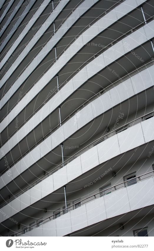 Wohnkurve platzsparend Siebziger Jahre Fenster Haus Gebäude Hochhaus Etage Niveau grau Balkon Küste Beton Strand Luft obskur Kurve curve living Häusliches Leben