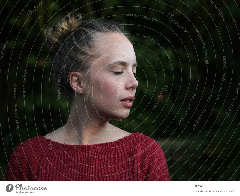 Nelly feminin Junge Frau Jugendliche 1 Mensch Garten Park Pullover Haare & Frisuren blond langhaarig genießen träumen schön Gefühle Stimmung Zufriedenheit