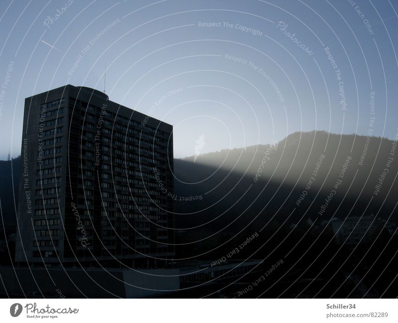 Stadtspital mit Bergblick dunkel Hügel Haus Neubau Wolken Nebel Baum grün Schweiz Fenster Beton kalt Licht Physik Sonnenaufgang strahlend Außenaufnahme