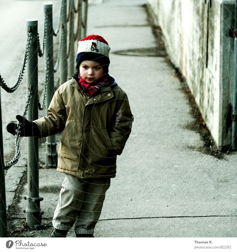 Nach Hause Jacke Kind Mütze Junge Kleinkind Kopfbedeckung Junior Wege & Pfade Kette Geländer Einsamkeit Langeweile Einzelkind Herbst Handschuhe trist