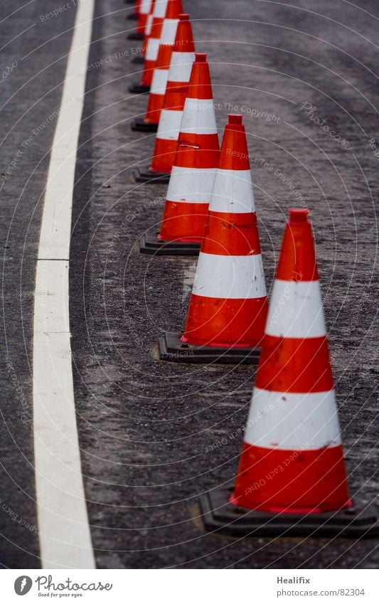 Hütchen Regen Verkehr Verkehrswege Straße Hut Schilder & Markierungen Linie Streifen dunkel nass stachelig rot schwarz weiß Sicherheit Vorsicht gefährlich Pause