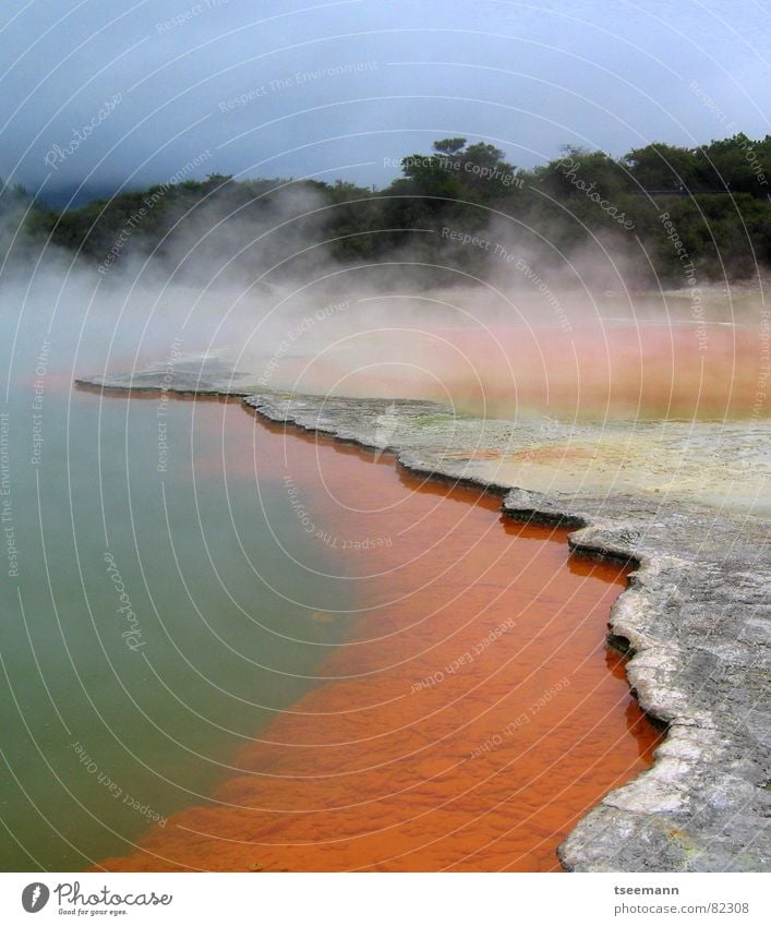 Devil's Bathtub Heisse Quellen Waiotapu Schwefel Neuseeland rot Himmel Wolken Wärme Physik Stein Mineralien Wasser blau Wasserdampf Farbe Sediment Menschenleer