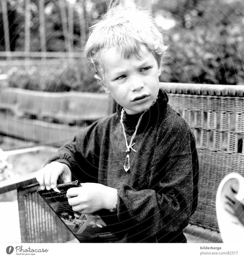 aufmerksam Bergkristall Rückzug Kind Geschenk besinnlich Wachsamkeit packen verträumt Porträt grau schwarz Junge skeptisch Kontrolle Hippie Halsband achtsam