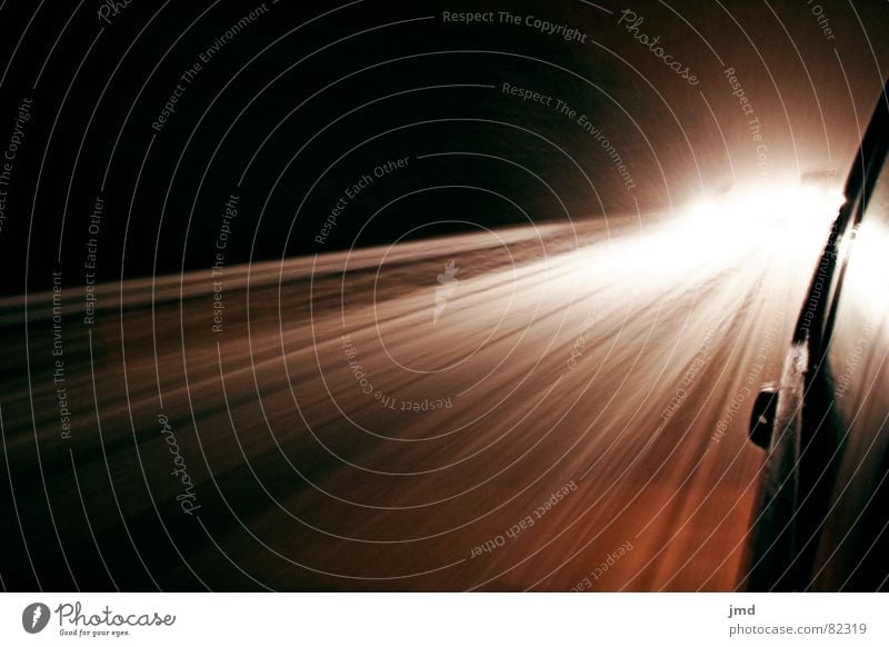 Autobahn im Schnee Licht Spuren Leitplanke Geschwindigkeit überholen Nacht grell blenden verfolgen Langzeitbelichtung dunkel Verkehr fahren Verkehrswege