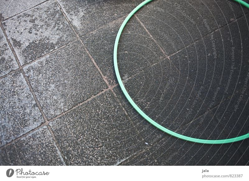 hoop Hula Hoop Reifen Platz Pflastersteine liegen gut trist Freizeit & Hobby Farbfoto Außenaufnahme Textfreiraum links Textfreiraum rechts Hintergrund neutral