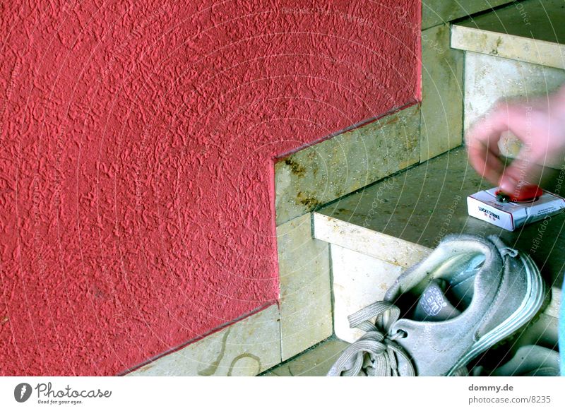 Schuhe anziehen rot Wand Zigarette Hand Fototechnik Treppe Brand Klaus